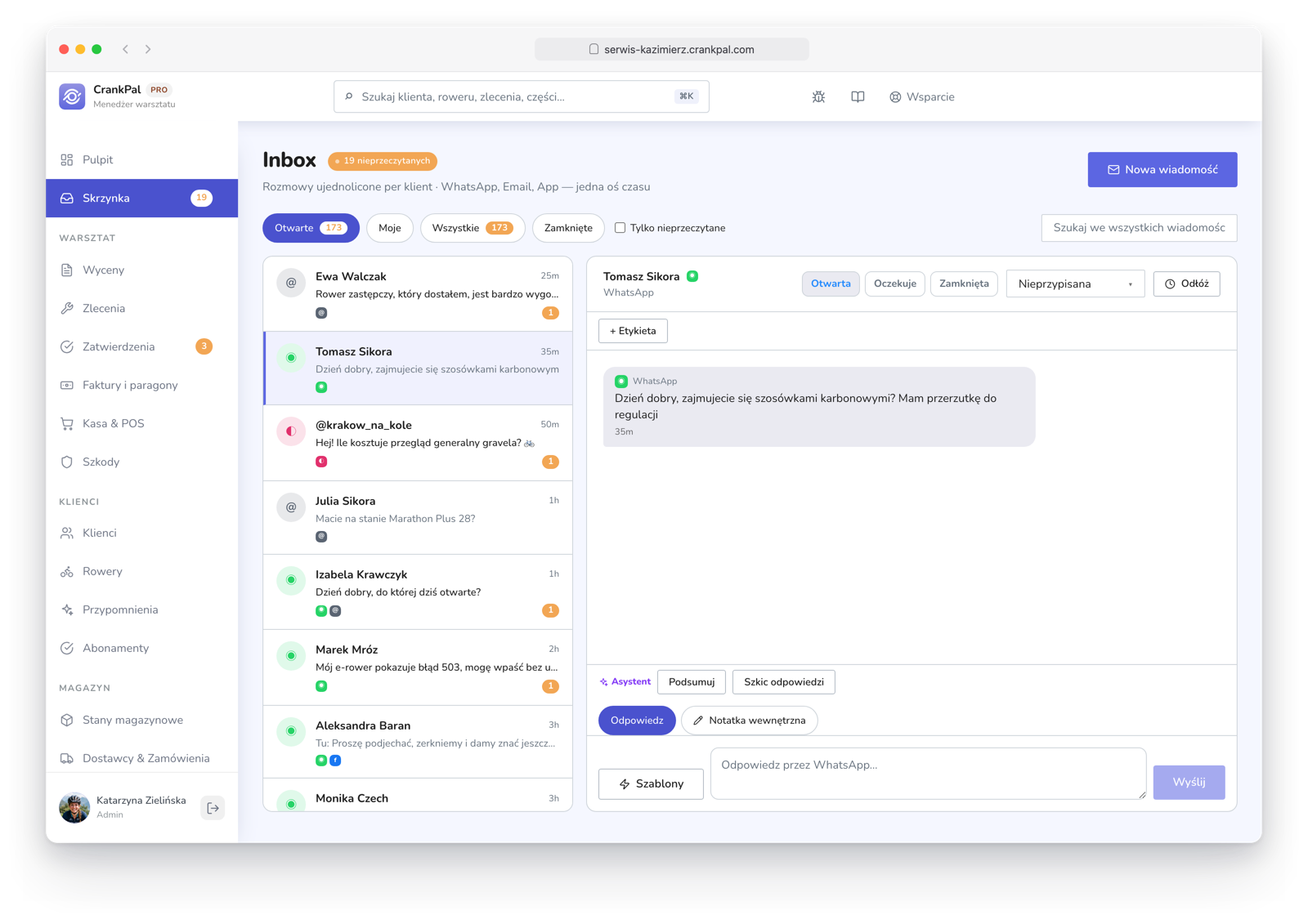 Master Inbox di CrankPal con i messaggi dei clienti da WhatsApp, Email, Facebook, Instagram e app CrankPal in un'unica casella, con la conversazione aperta e il pulsante per aprire la scheda cliente.