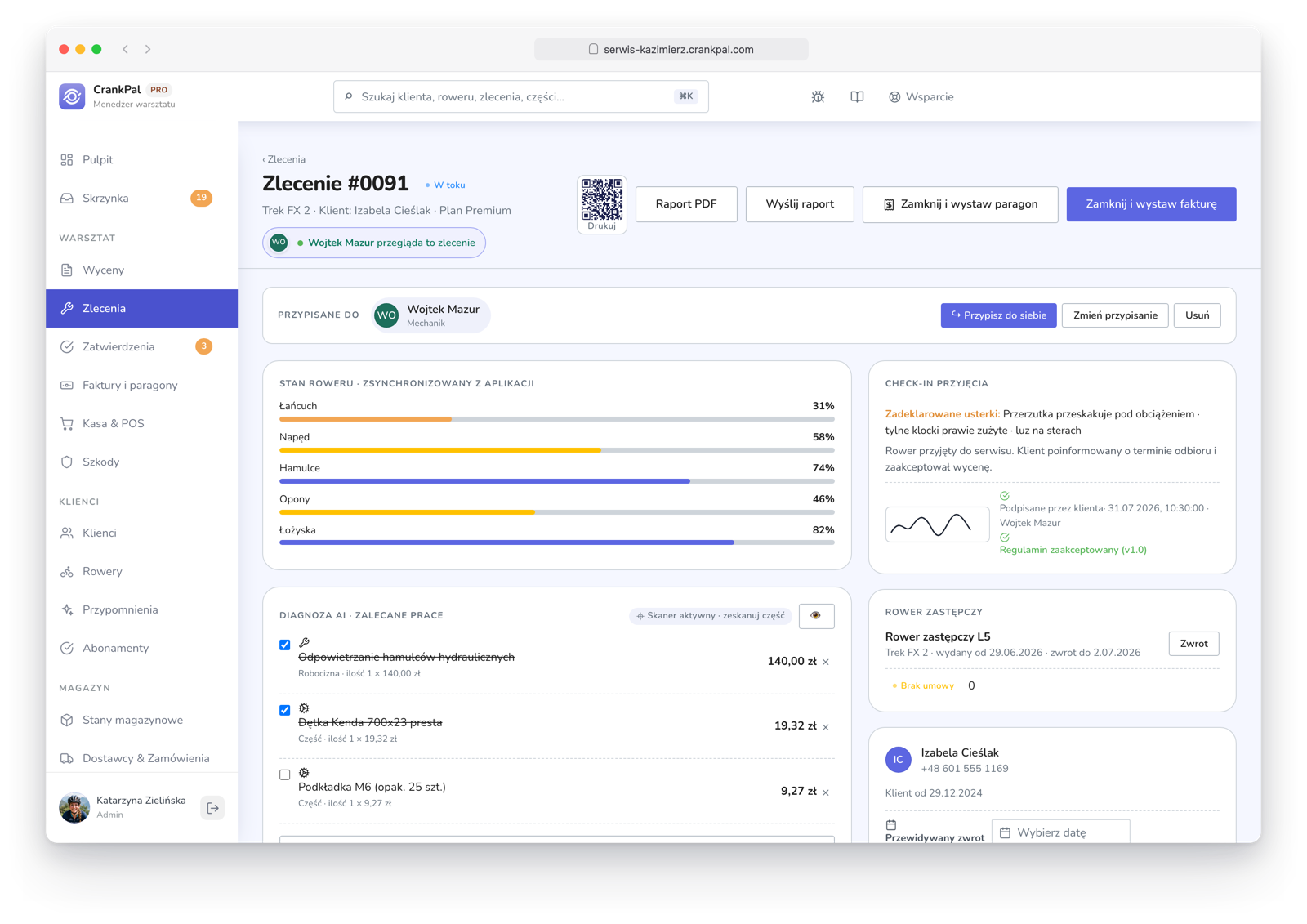 Ordine di lavoro CrankPal con previsione di servizio AI e interventi consigliati, check-in di accettazione con foto e firma, indicatore di presenza live di un collega e chat diretta tra meccanici.