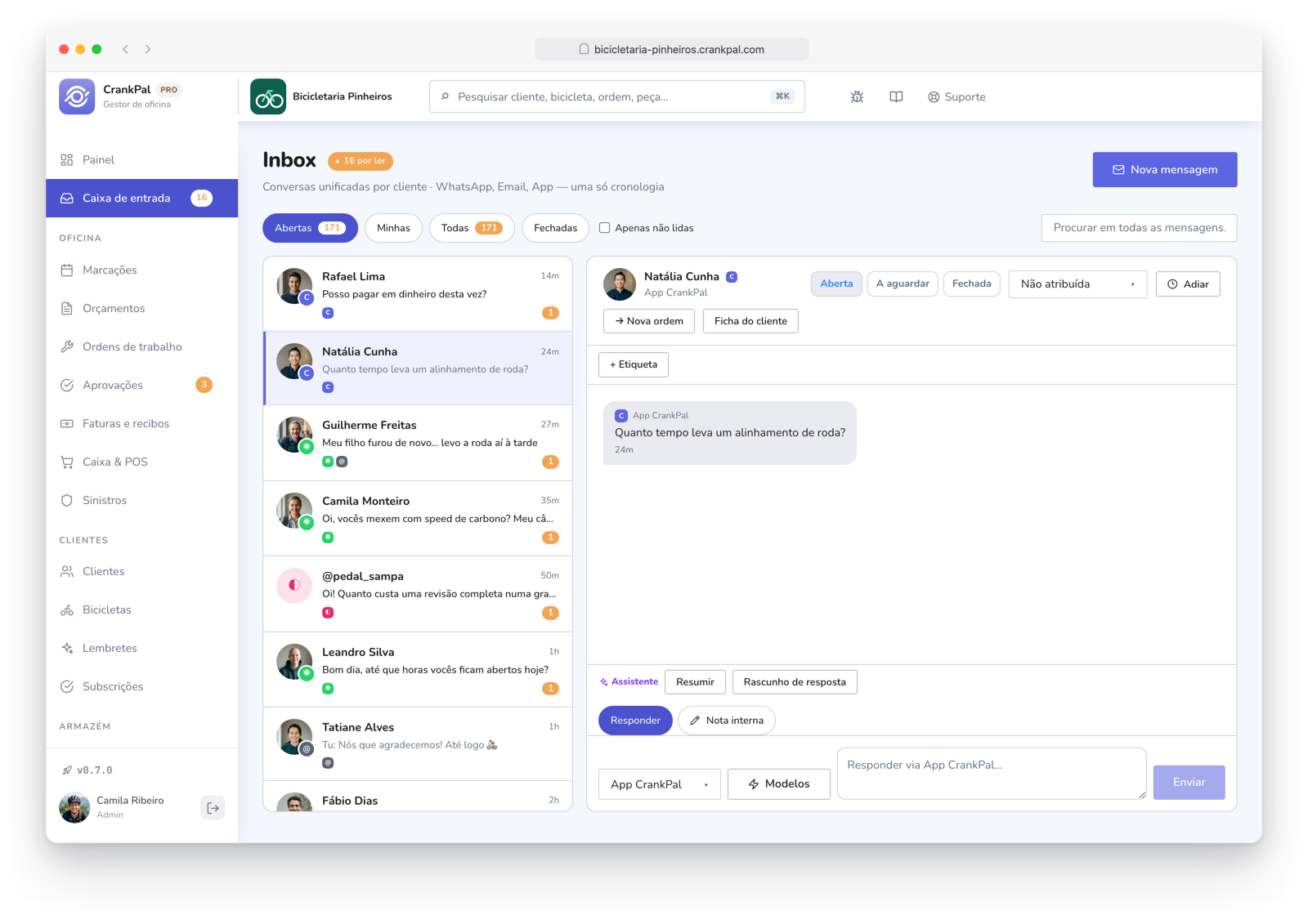 Master Inbox di CrankPal con i messaggi dei clienti da WhatsApp, Email, Facebook, Instagram e app CrankPal in un'unica casella, con la conversazione aperta e il pulsante per aprire la scheda cliente.