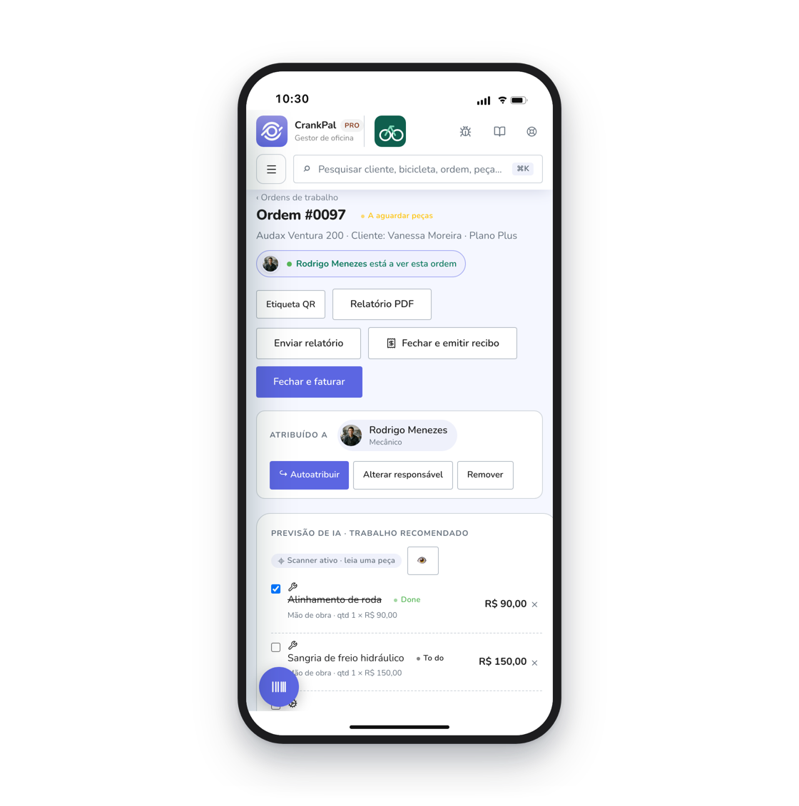 Il gestionale CrankPal aperto su iPhone: l'ordine di lavoro con lo stato, il meccanico assegnato, i pulsanti per chiudere con scontrino o fattura e le barre di salute della bici sincronizzate dall'app.