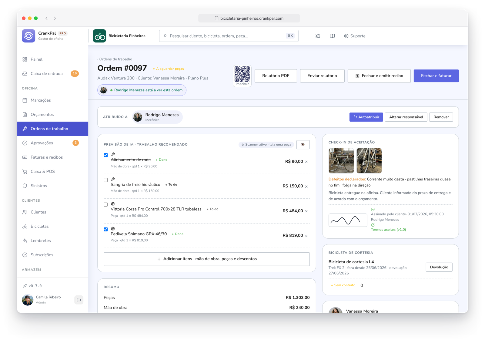 Ordine di lavoro CrankPal con previsione di servizio AI e interventi consigliati, check-in di accettazione con foto e firma, indicatore di presenza live di un collega e chat diretta tra meccanici.