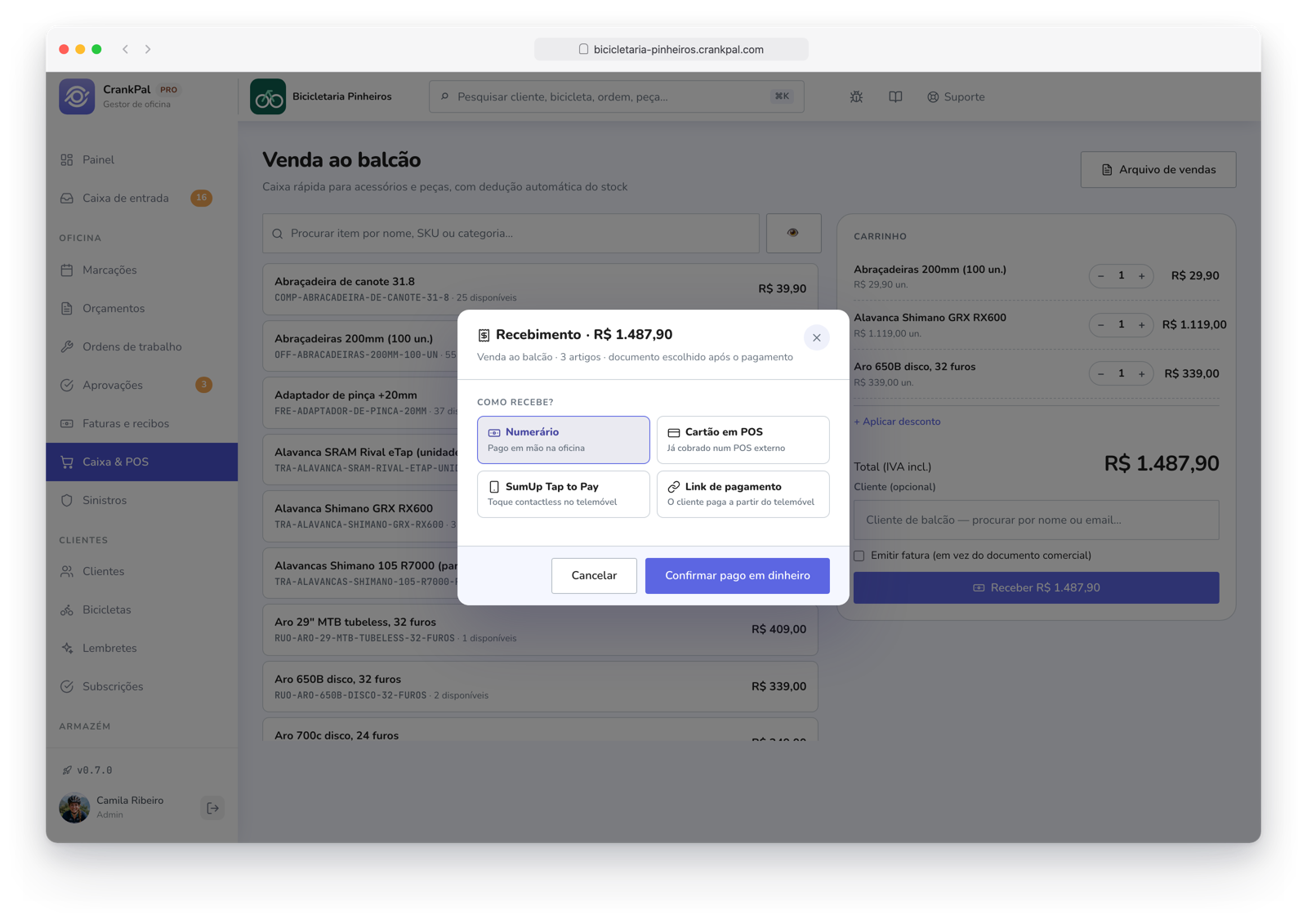 Vendita al banco di CrankPal con scarico automatico del magazzino e modale di incasso: contanti, carta su POS, SumUp Tap to Pay e link di pagamento.
