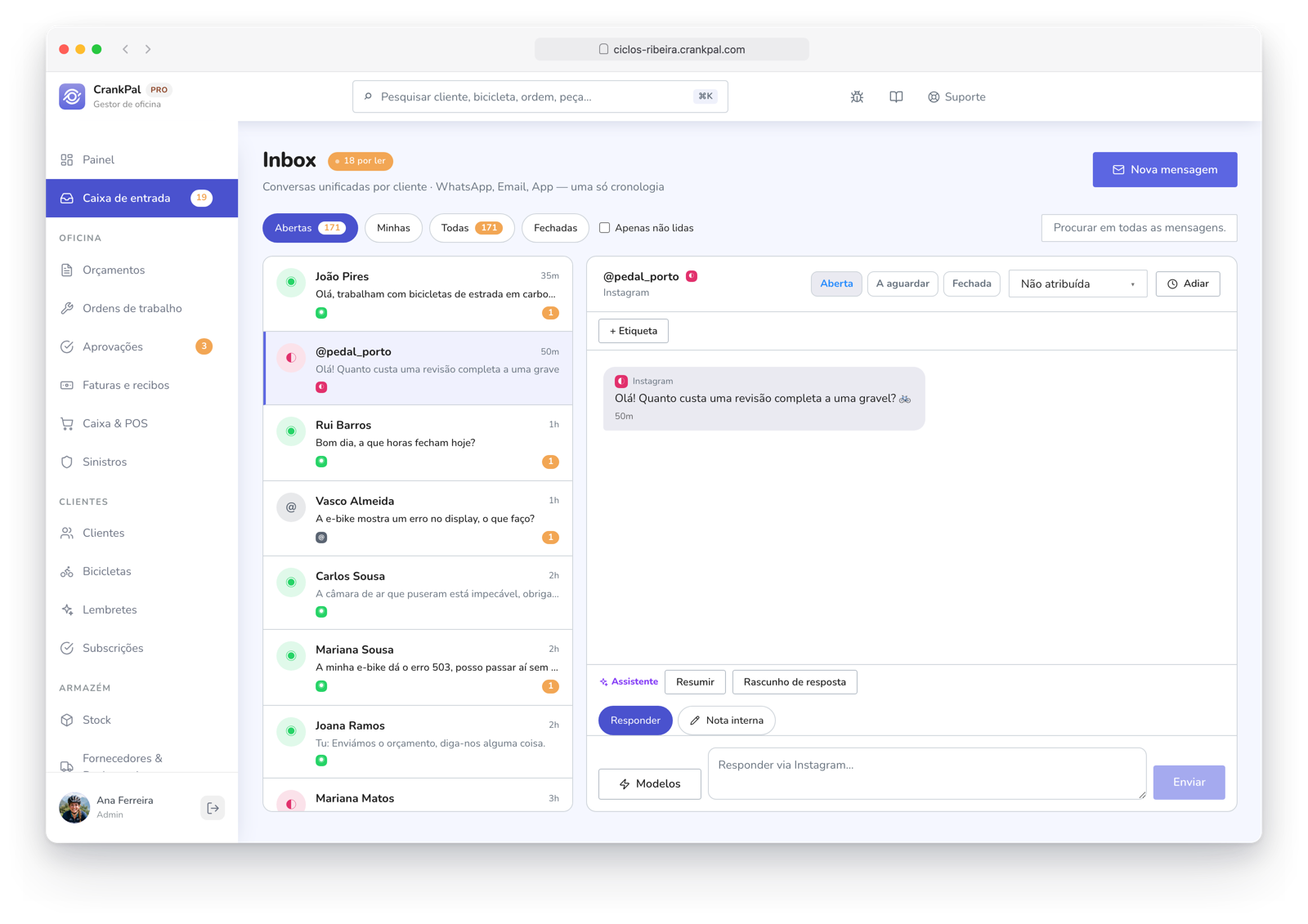 Master Inbox di CrankPal con i messaggi dei clienti da WhatsApp, Email, Facebook, Instagram e app CrankPal in un'unica casella, con la conversazione aperta e il pulsante per aprire la scheda cliente.