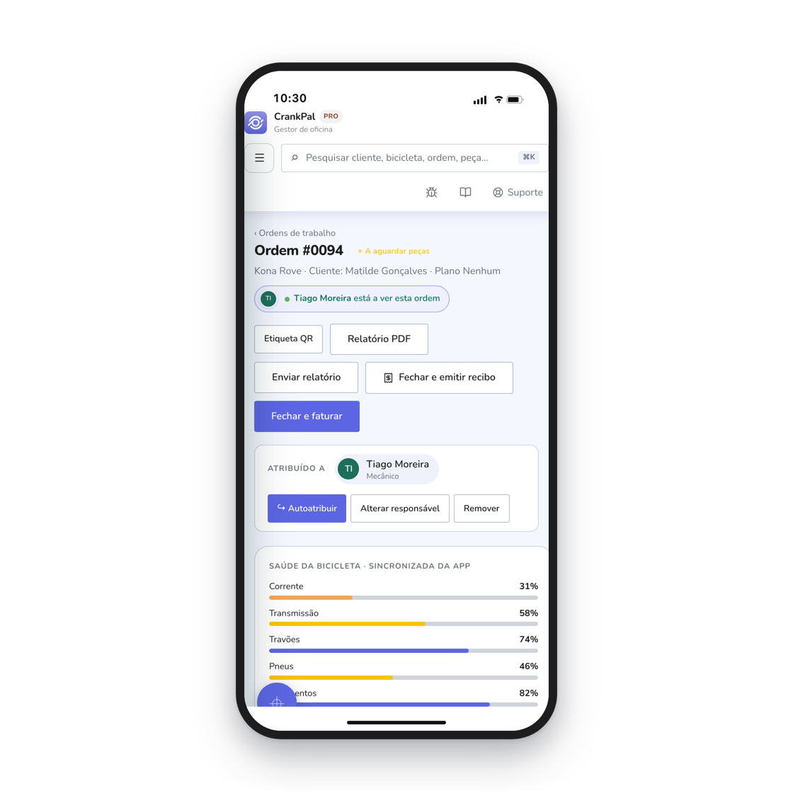 Il gestionale CrankPal aperto su iPhone: l'ordine di lavoro con lo stato, il meccanico assegnato, i pulsanti per chiudere con scontrino o fattura e le barre di salute della bici sincronizzate dall'app.