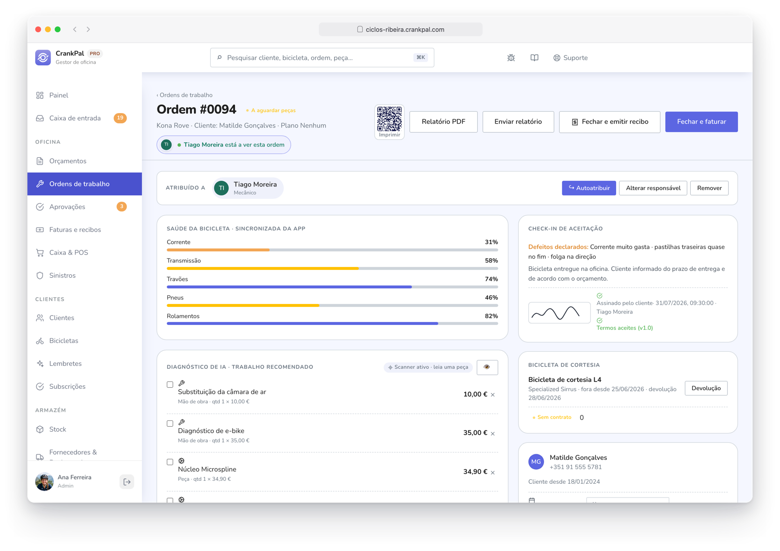 Ordine di lavoro CrankPal con previsione di servizio AI e interventi consigliati, check-in di accettazione con foto e firma, indicatore di presenza live di un collega e chat diretta tra meccanici.