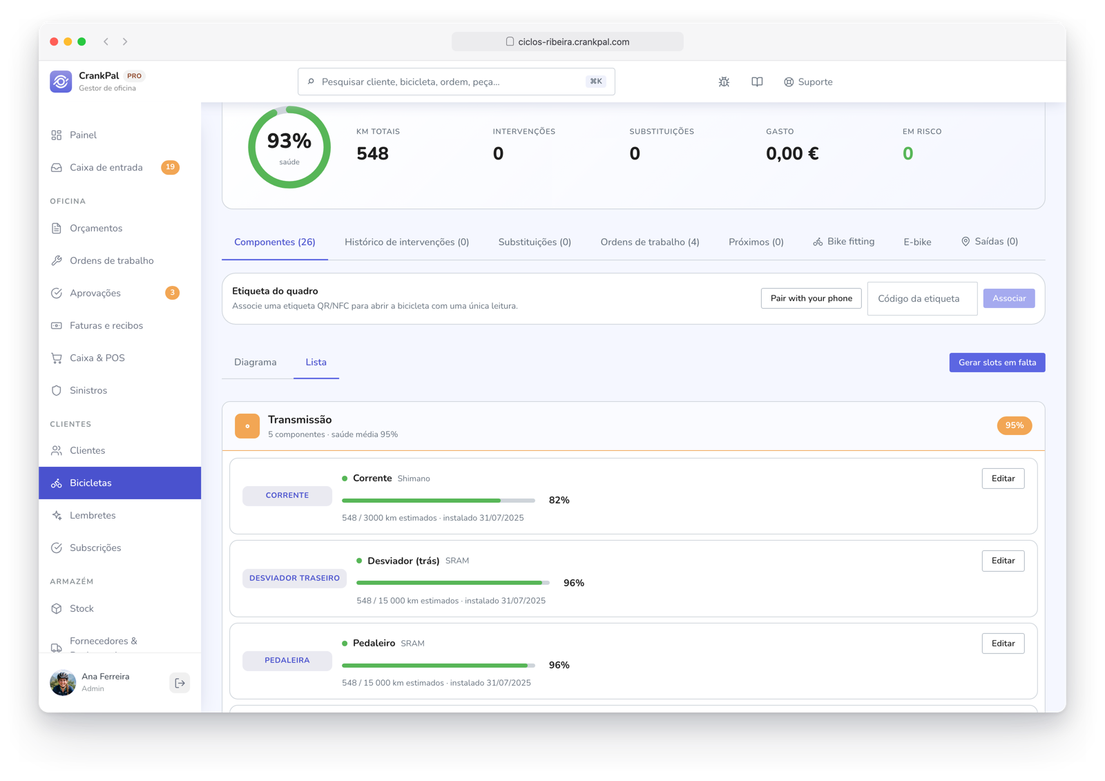 Scheda di una e-bike nel gestionale CrankPal: salute complessiva, chilometri totali, componenti censiti con la percentuale di usura di catena, cassetta e cambio, chilometri percorsi e data di installazione, e il pulsante per generare un preventivo unico con le parti da sostituire.