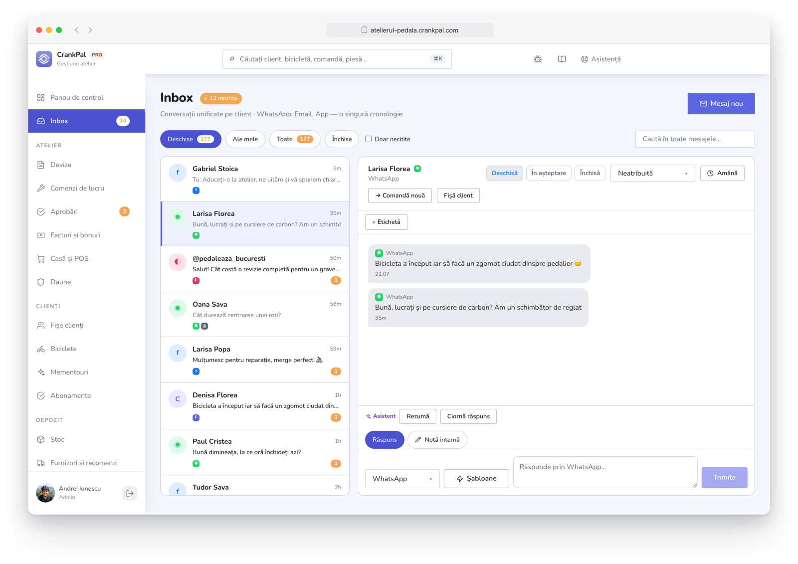 Master Inbox di CrankPal con i messaggi dei clienti da WhatsApp, Email, Facebook, Instagram e app CrankPal in un'unica casella, con la conversazione aperta e il pulsante per aprire la scheda cliente.