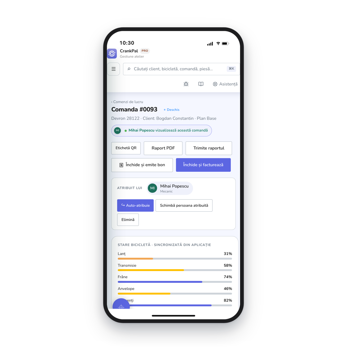 Il gestionale CrankPal aperto su iPhone: l'ordine di lavoro con lo stato, il meccanico assegnato, i pulsanti per chiudere con scontrino o fattura e le barre di salute della bici sincronizzate dall'app.