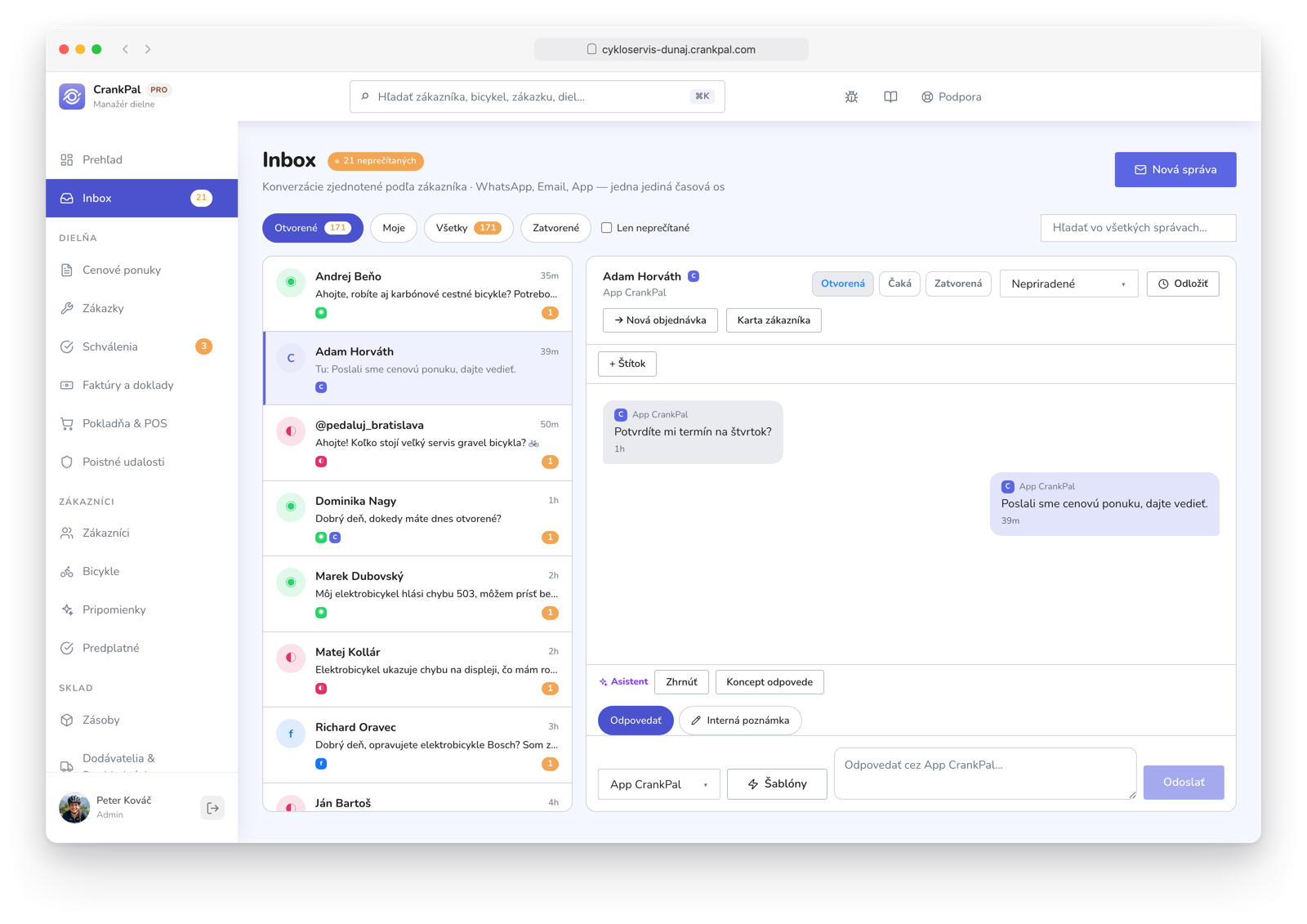 Master Inbox di CrankPal con i messaggi dei clienti da WhatsApp, Email, Facebook, Instagram e app CrankPal in un'unica casella, con la conversazione aperta e il pulsante per aprire la scheda cliente.