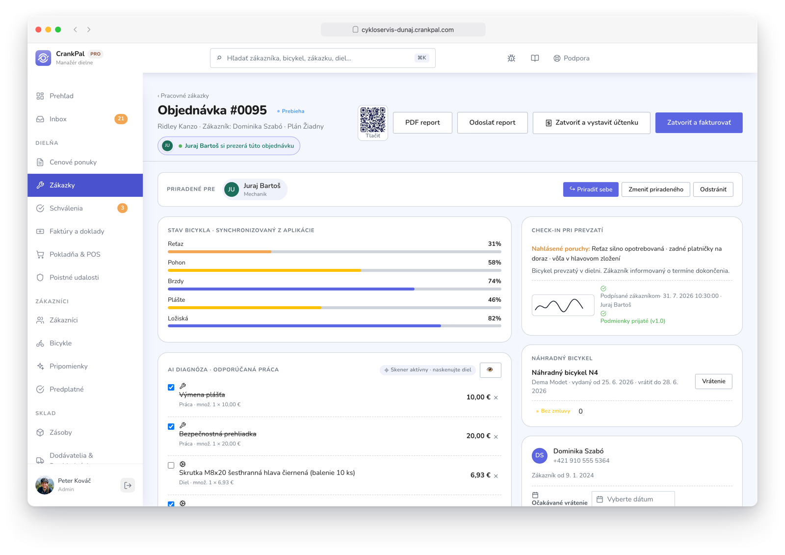 Ordine di lavoro CrankPal con previsione di servizio AI e interventi consigliati, check-in di accettazione con foto e firma, indicatore di presenza live di un collega e chat diretta tra meccanici.