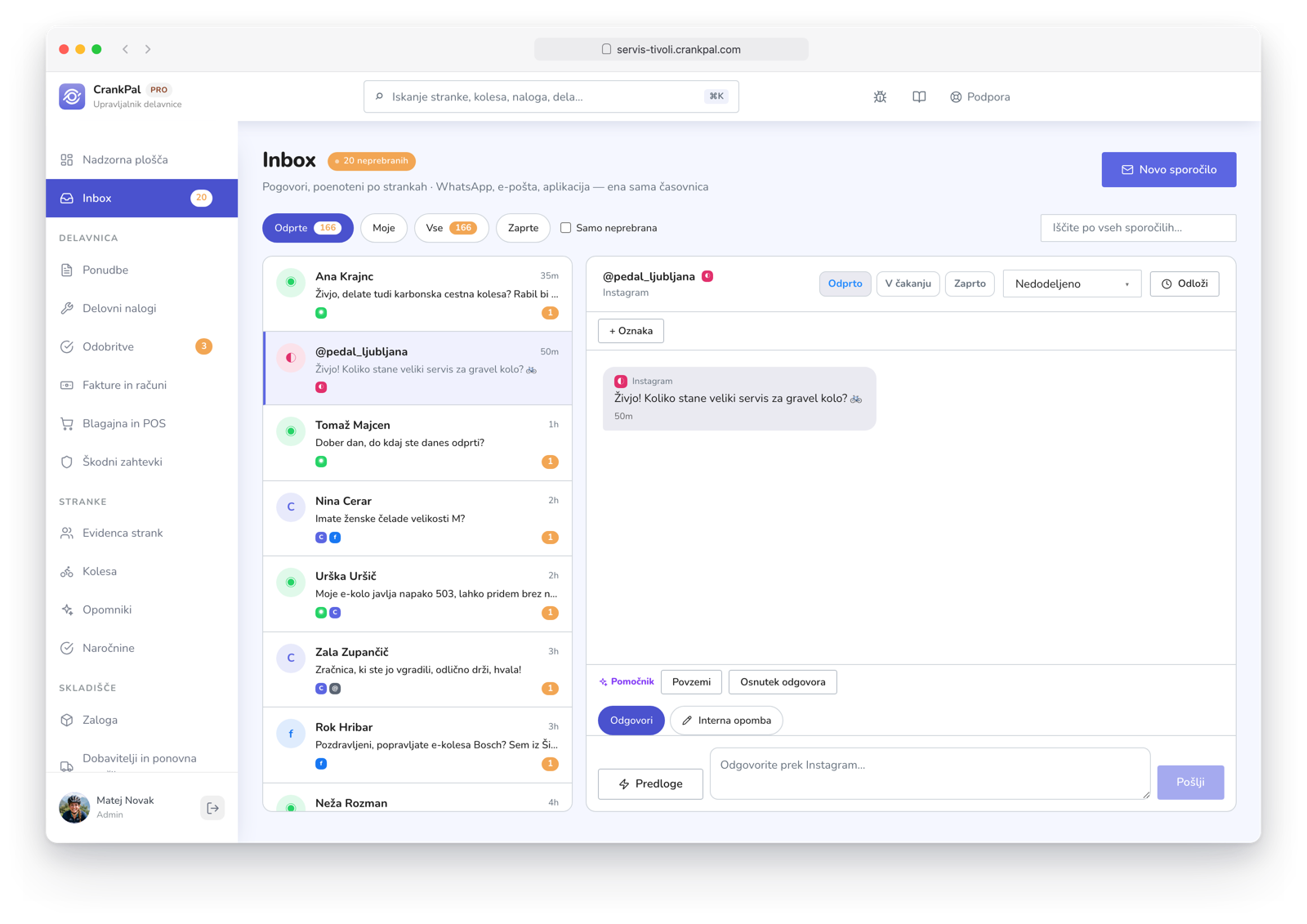 Master Inbox di CrankPal con i messaggi dei clienti da WhatsApp, Email, Facebook, Instagram e app CrankPal in un'unica casella, con la conversazione aperta e il pulsante per aprire la scheda cliente.