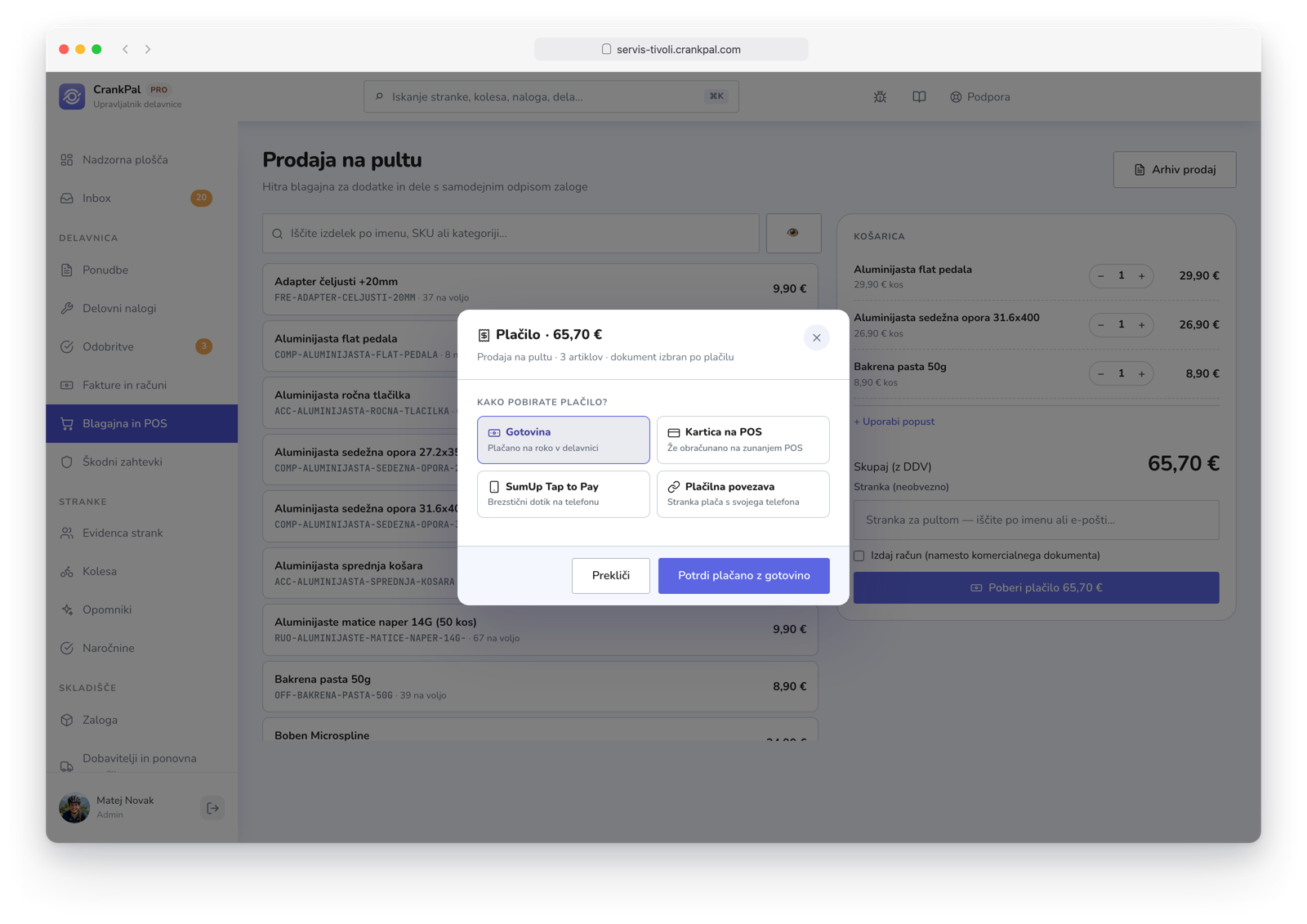 Vendita al banco di CrankPal con scarico automatico del magazzino e modale di incasso: contanti, carta su POS, SumUp Tap to Pay e link di pagamento.