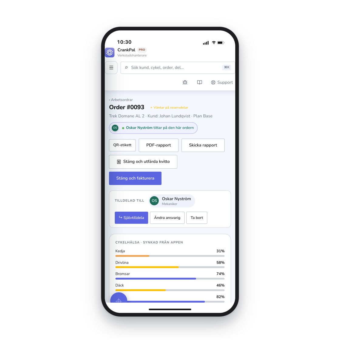 Il gestionale CrankPal aperto su iPhone: l'ordine di lavoro con lo stato, il meccanico assegnato, i pulsanti per chiudere con scontrino o fattura e le barre di salute della bici sincronizzate dall'app.